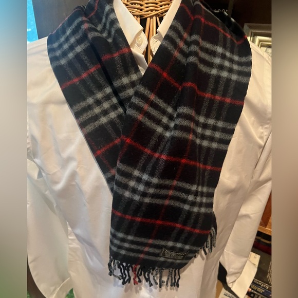 Burberry’s (Burberry dropped the ‘s in the 90’s ) Navy Nova Check 💯 Cashmere - Picture 3 of 8